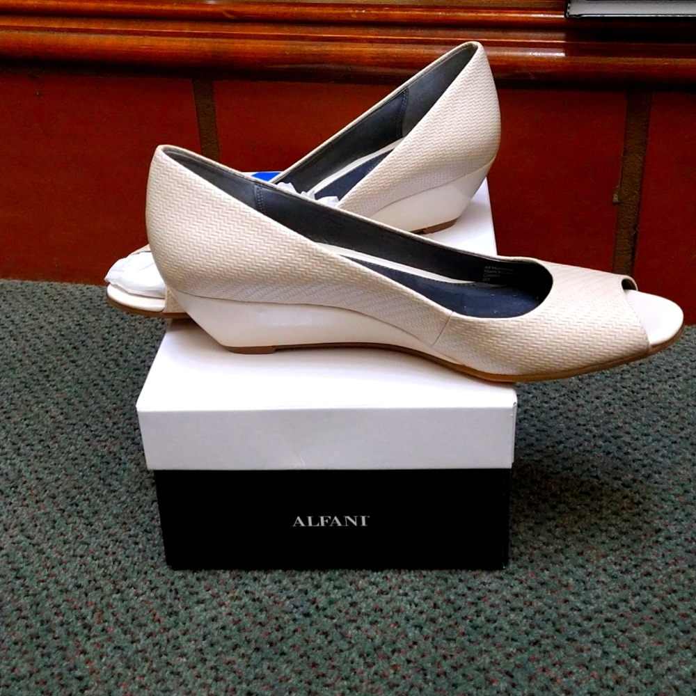 Alfani Peep toe flats 8M